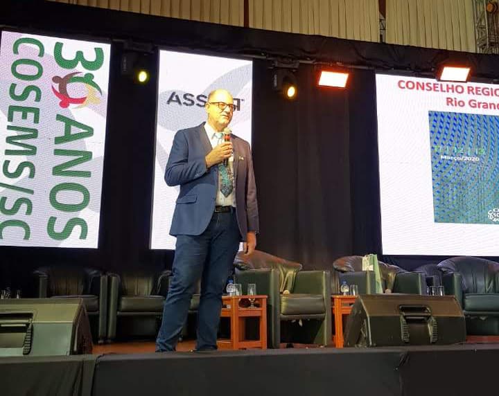 CRBM-5 divulga biomedicina em evento de secretários de saúde de SC