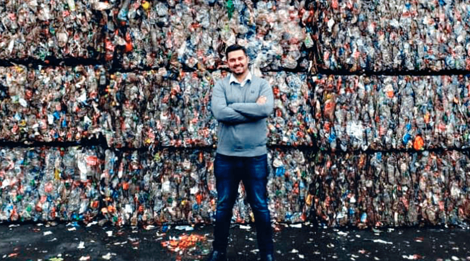 Biomédico analista ambiental supervisiona empresa de reciclagem de plástico